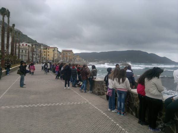 ...e la guida ci racconta aneddoti e leggende del mare, come quella del mito della sirena Leucosia, scomparsa proprio in questo mare.